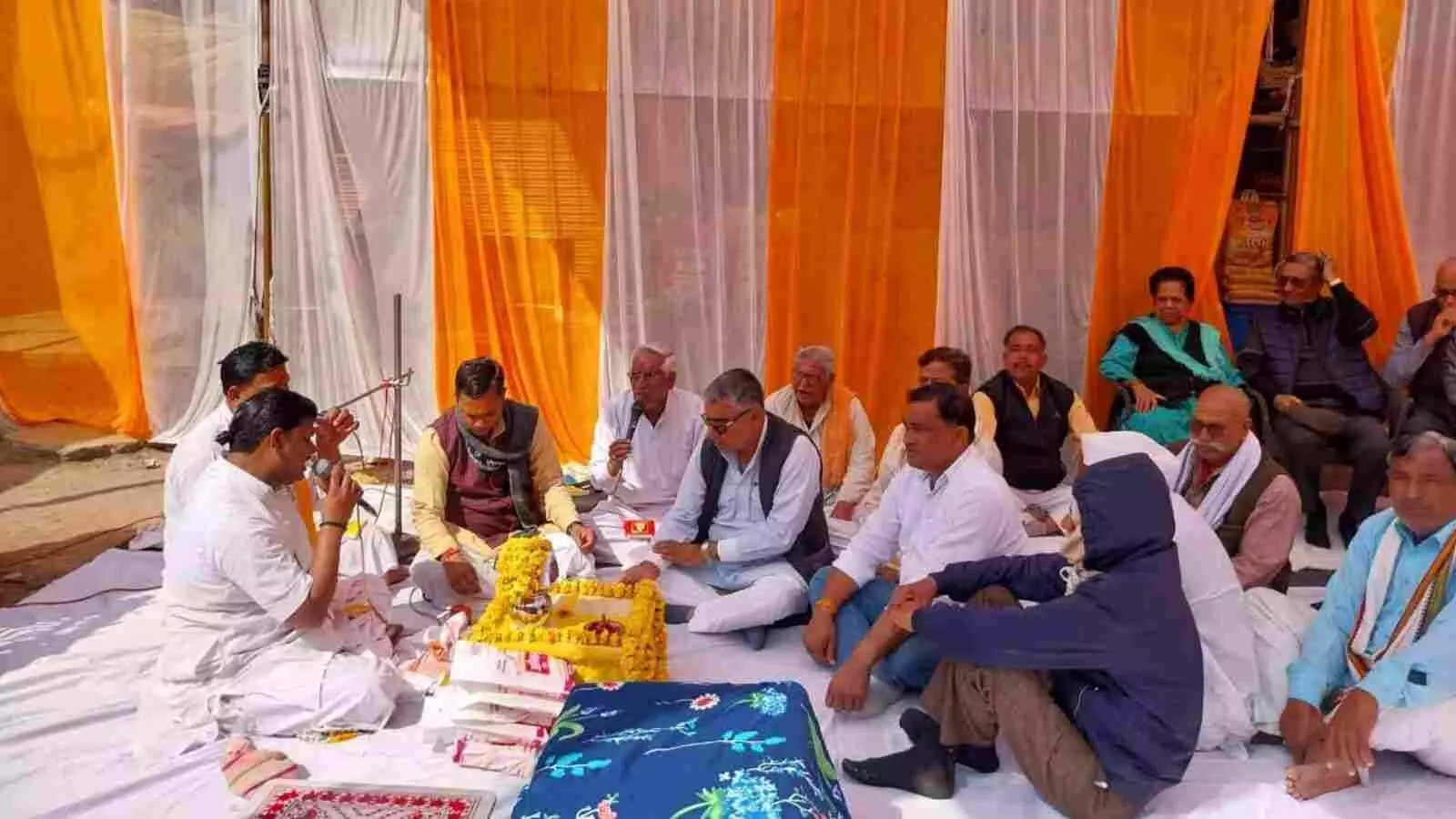 डीग में राजा मान सिंह की समाधि पर पुष्पांजलि अर्पित करतीं पूर्व मंत्री कृष्णेंद्र कौर दीपा। डीग में राजा मान सिंह की समाधि पर पुष्पांजलि अर्पित करतीं पूर्व मंत्री कृष्णेंद्र कौर दीपा।