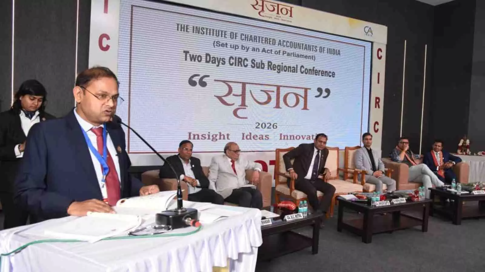 कोटा के ऑडिटोरियम में आयोजित सृजन 2026 कॉन्फ्रेंस के दौरान मंचासीन अतिथि और विशेषज्ञ चार्टर्ड अकाउंटेंट्स को संबोधित करते हुए। कोटा के ऑडिटोरियम में आयोजित सृजन 2026 कॉन्फ्रेंस के दौरान मंचासीन अतिथि और विशेषज्ञ चार्टर्ड अकाउंटेंट्स को संबोधित करते हुए।