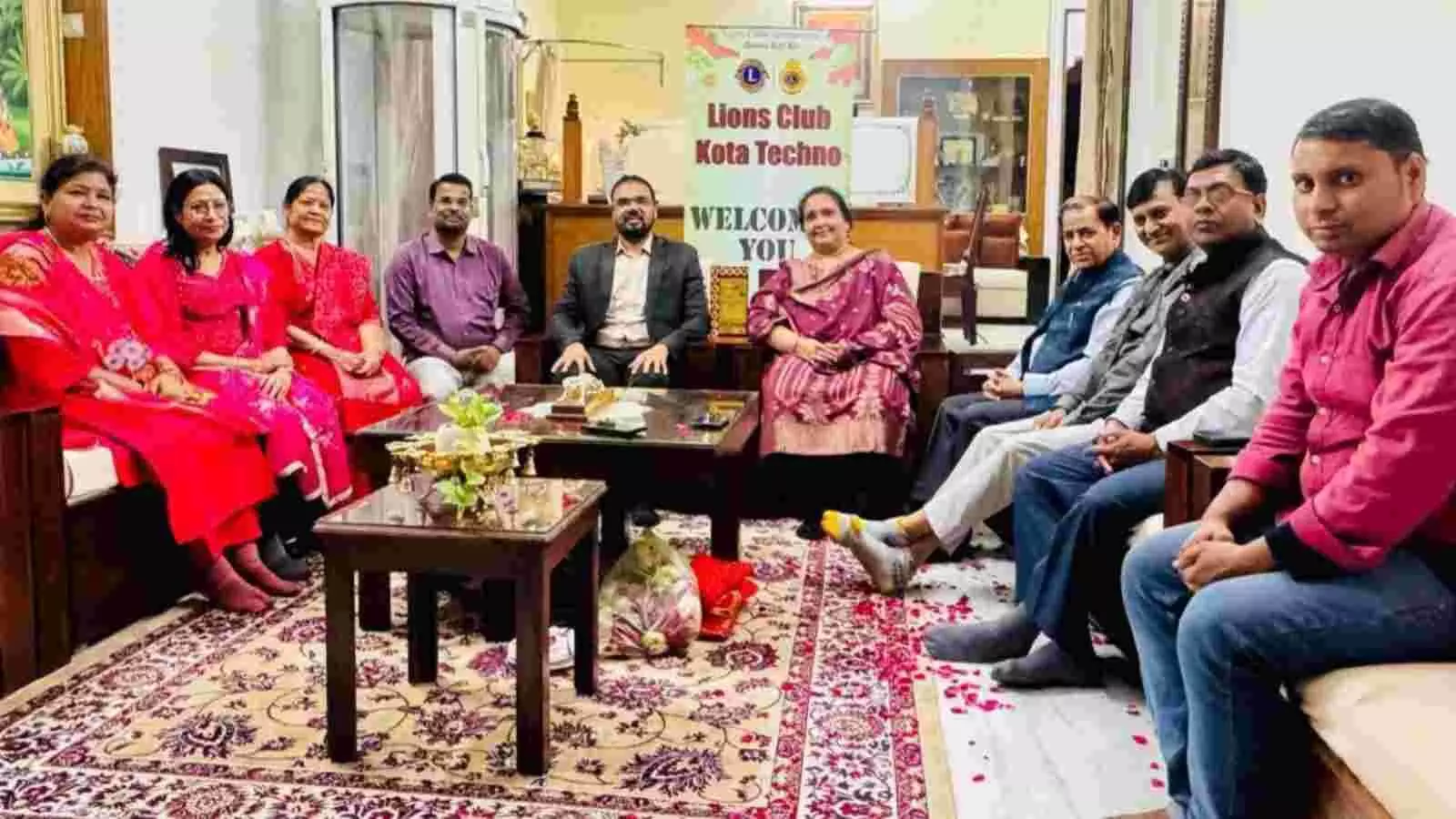 कोटा में लायंस क्लब टेक्नो की बैठक के दौरान सदस्यों द्वारा अध्यक्ष डॉ. क्षिप्रा गुप्ता का सम्मान किया जा रहा है। कोटा में लायंस क्लब टेक्नो की बैठक के दौरान सदस्यों द्वारा अध्यक्ष डॉ. क्षिप्रा गुप्ता का सम्मान किया जा रहा है।