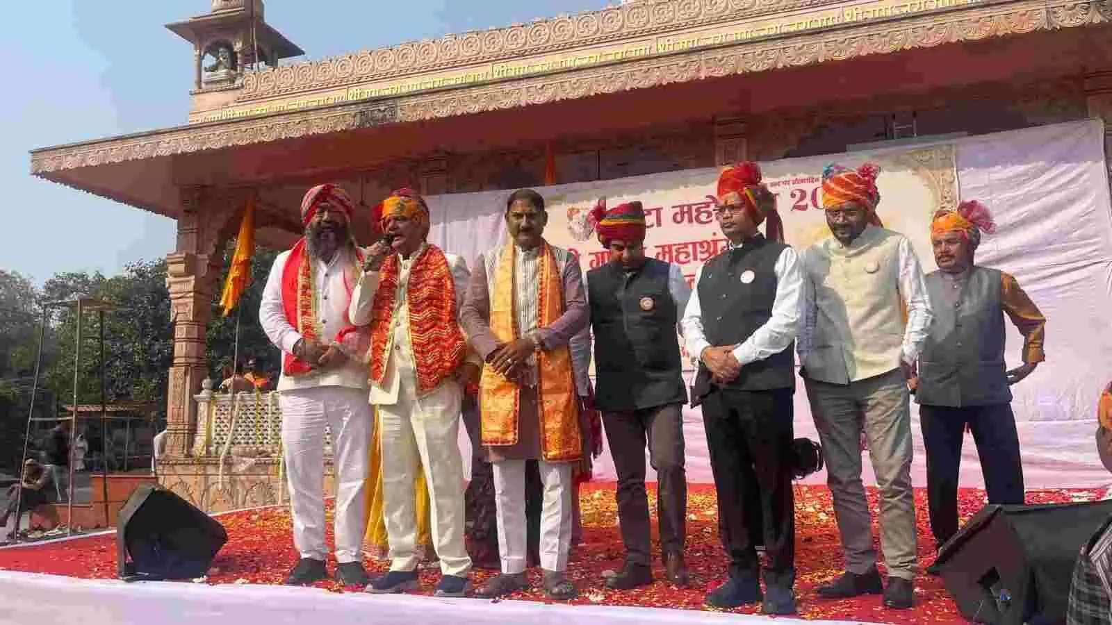 चंबल रिवर फ्रंट के शौर्य घाट पर कोटा महोत्सव के दौरान सांस्कृतिक कार्यक्रम देखते हुए लोग।