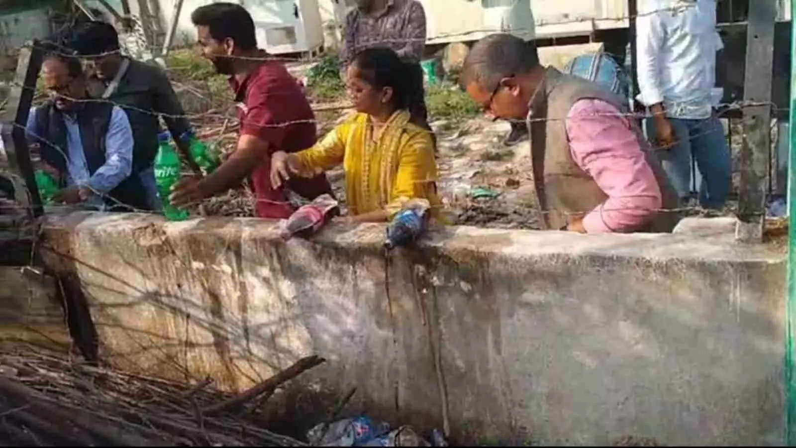 बयाना में दुकान के बाहर भारी मात्रा में रखी एक्सपायरी कोल्ड ड्रिंक की बोतलों का निरीक्षण करते खाद्य सुरक्षा अधिकारी। बयाना में दुकान के बाहर भारी मात्रा में रखी एक्सपायरी कोल्ड ड्रिंक की बोतलों का निरीक्षण करते खाद्य सुरक्षा अधिकारी।