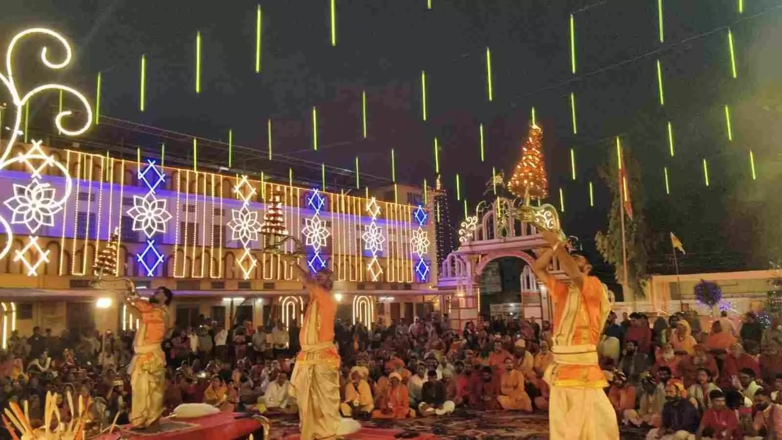 हरिशेवा आश्रम भीलवाड़ा में भागवत कथा कहते डॉ. श्यामसुन्दर पाराशर और आरती करते संतगण। हरिशेवा आश्रम भीलवाड़ा में भागवत कथा कहते डॉ. श्यामसुन्दर पाराशर और आरती करते संतगण।