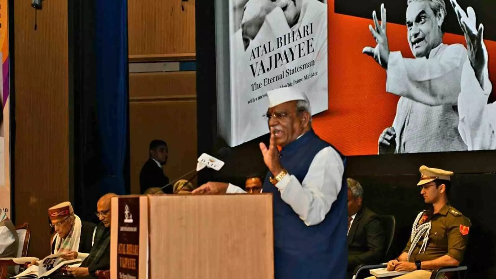 नागौर के पांचडोलियां गांव में जनसंवाद के दौरान ग्रामीणों के बीच बैठे राज्यपाल हरिभाऊ बागडे। नागौर के पांचडोलियां गांव में जनसंवाद के दौरान ग्रामीणों के बीच बैठे राज्यपाल हरिभाऊ बागडे।