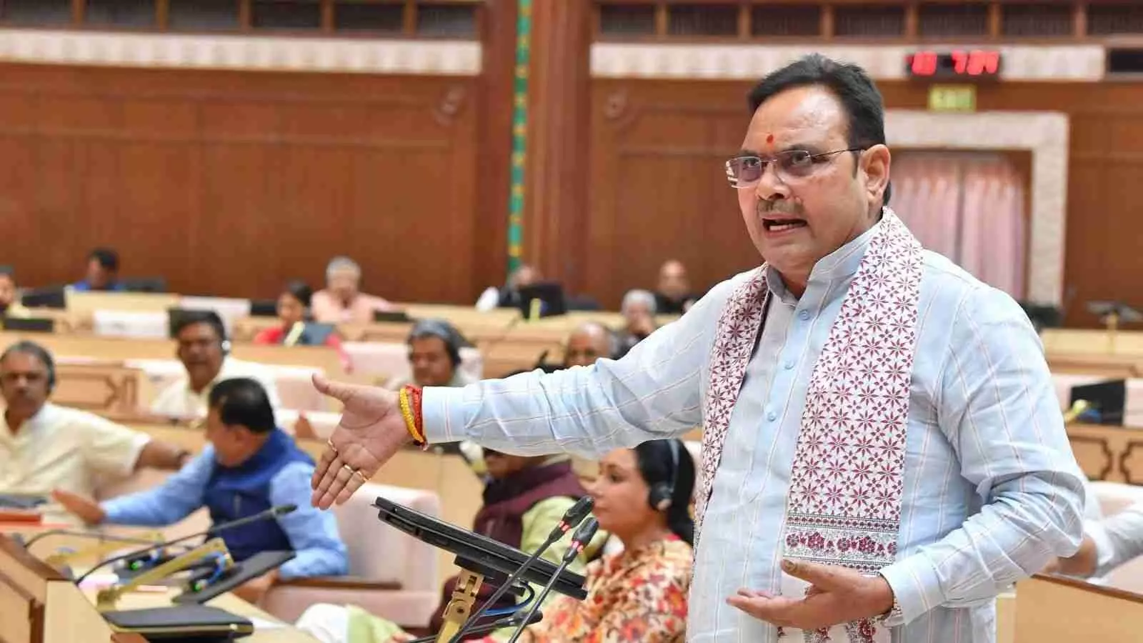 राजस्थान विधानसभा सदन के भीतर मुख्यमंत्री भजनलाल शर्मा पोडियम पर खड़े होकर भाषण दे रहे हैं। राजस्थान विधानसभा सदन के भीतर मुख्यमंत्री भजनलाल शर्मा पोडियम पर खड़े होकर भाषण दे रहे हैं।
