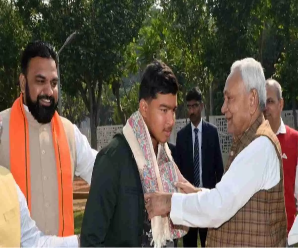 बिहार के वंडर बॉय का जलवा: 14 साल के वैभव सूर्यवंशी को CM नीतीश ने दिया ₹50 लाख का इनाम बिहार के वंडर बॉय का जलवा: 14 साल के वैभव सूर्यवंशी को CM नीतीश ने दिया ₹50 लाख का इनाम