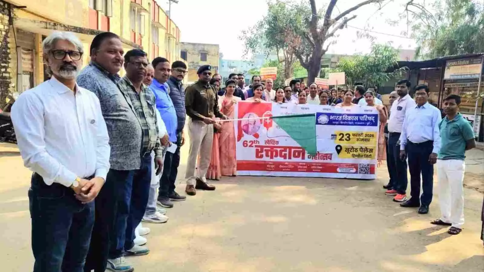 हिण्डौन सिटी में रक्तदान जागरूकता रैली के दौरान बैनर लेकर चलते विद्यार्थी और पुलिस प्रशासन के अधिकारी। हिण्डौन सिटी में रक्तदान जागरूकता रैली के दौरान बैनर लेकर चलते विद्यार्थी और पुलिस प्रशासन के अधिकारी।