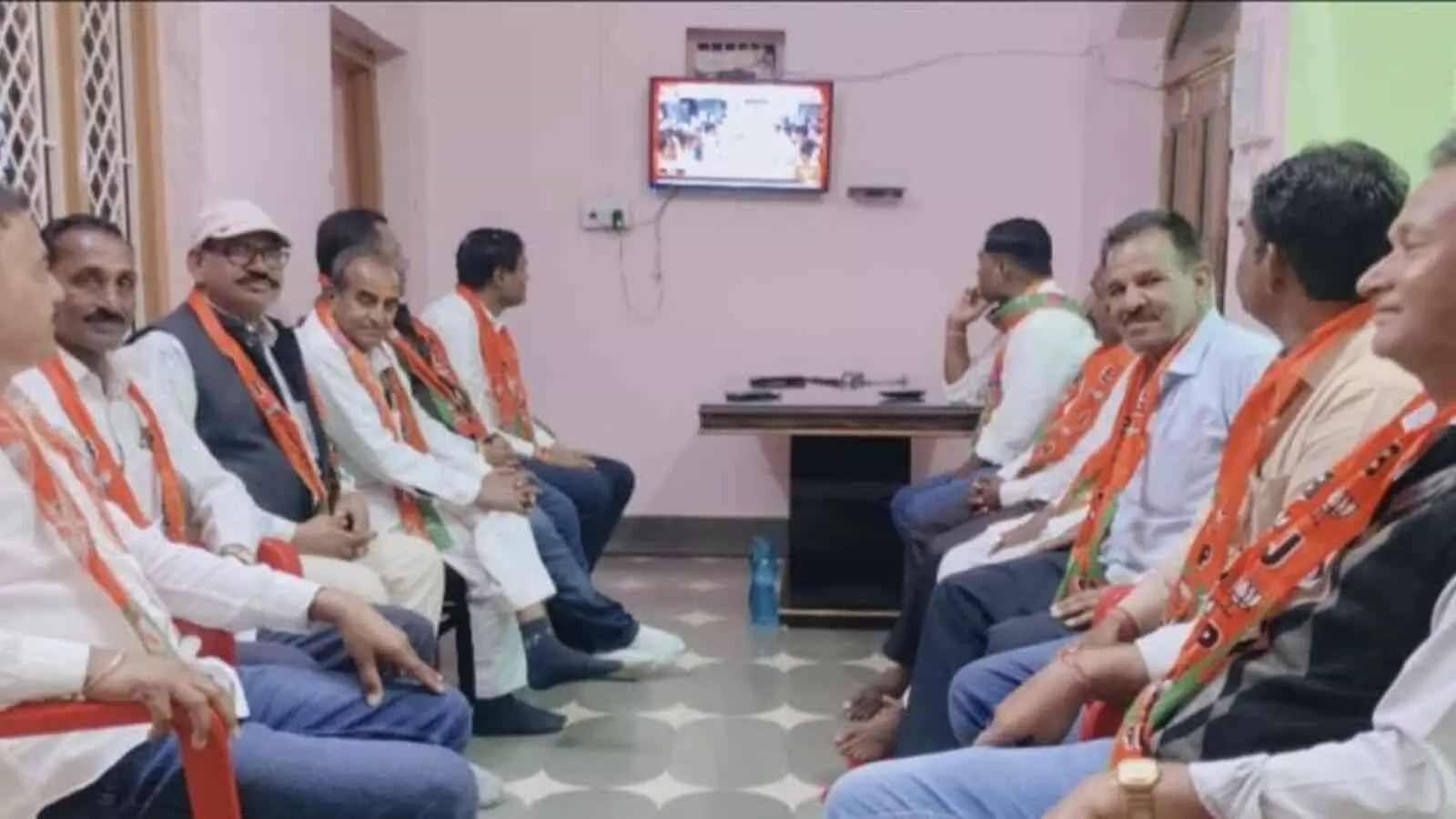 बारां के कलमंडा में टीवी पर प्रधानमंत्री मोदी का मन की बात कार्यक्रम देखते भाजपा कार्यकर्ता और विधायक। बारां के कलमंडा में टीवी पर प्रधानमंत्री मोदी का मन की बात कार्यक्रम देखते भाजपा कार्यकर्ता और विधायक।
