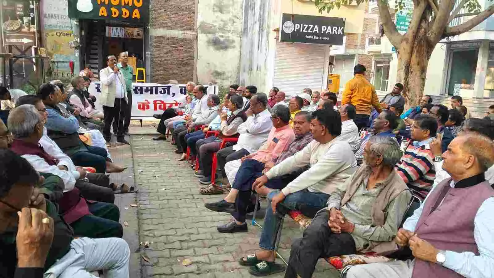 कोटा में यूजीसी नियमों के विरोध में बैठक करते सवर्ण समाज के प्रतिनिधि और स्थानीय नागरिक।