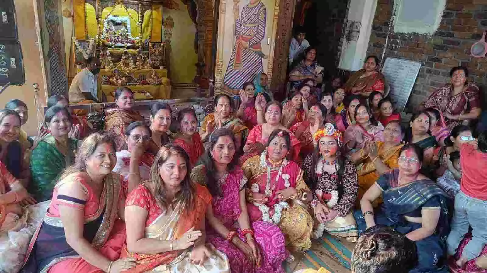 झालावाड़ में फागोत्सव के दौरान पारंपरिक वेशभूषा में राधा कृष्ण बने कलाकार और फूलों की होली खेलती महिलाएं।