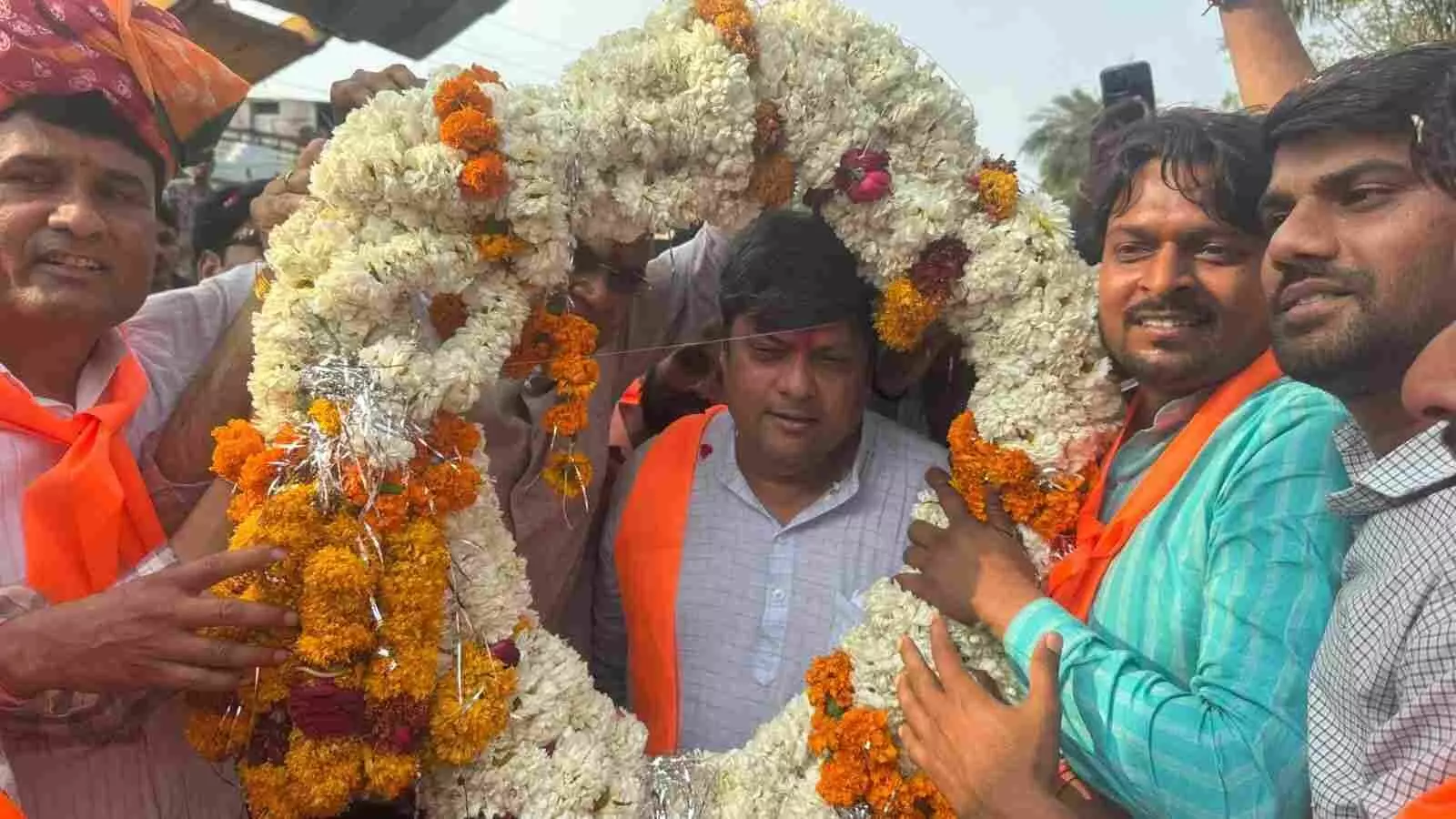बकानी के मुख्य बाजार में जन संवाद पदयात्रा के दौरान स्वागत कार्यक्रम में उपस्थित सांसद दुष्यंत सिंह और अन्य कार्यकर्ता।