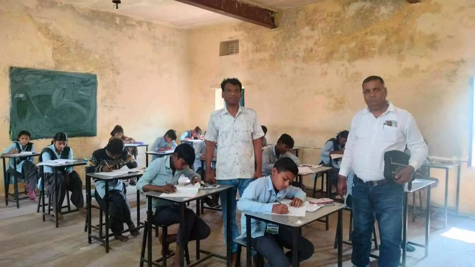 देवरिया के राजकीय विद्यालय में कक्षा में बैठकर परीक्षा देते छात्र और निरीक्षण करते शिक्षा अधिकारी। देवरिया के राजकीय विद्यालय में कक्षा में बैठकर परीक्षा देते छात्र और निरीक्षण करते शिक्षा अधिकारी।