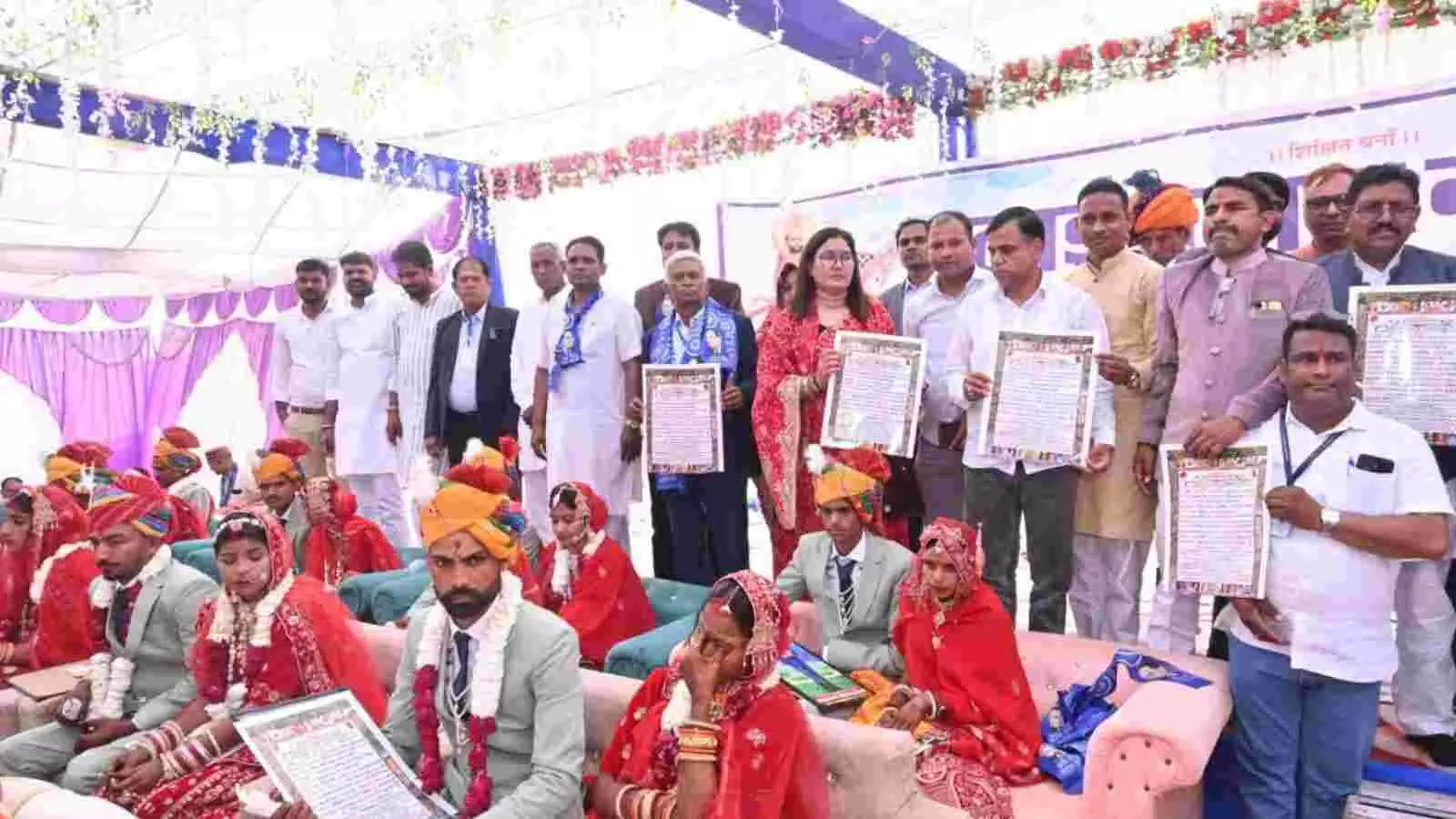 भीलवाड़ा के छात्रावास मैदान में बलाई समाज के सामूहिक विवाह सम्मेलन के दौरान वेदी पर बैठे नवदंपति। भीलवाड़ा के छात्रावास मैदान में बलाई समाज के सामूहिक विवाह सम्मेलन के दौरान वेदी पर बैठे नवदंपति।