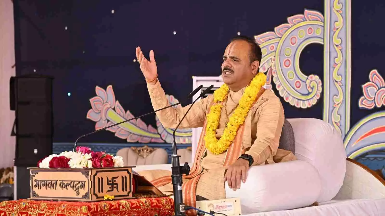 भीलवाड़ा में सनातन मंगल महोत्सव के दौरान मंच पर अभिवादन करते विधानसभा अध्यक्ष वासुदेव देवनानी और साधु संत।