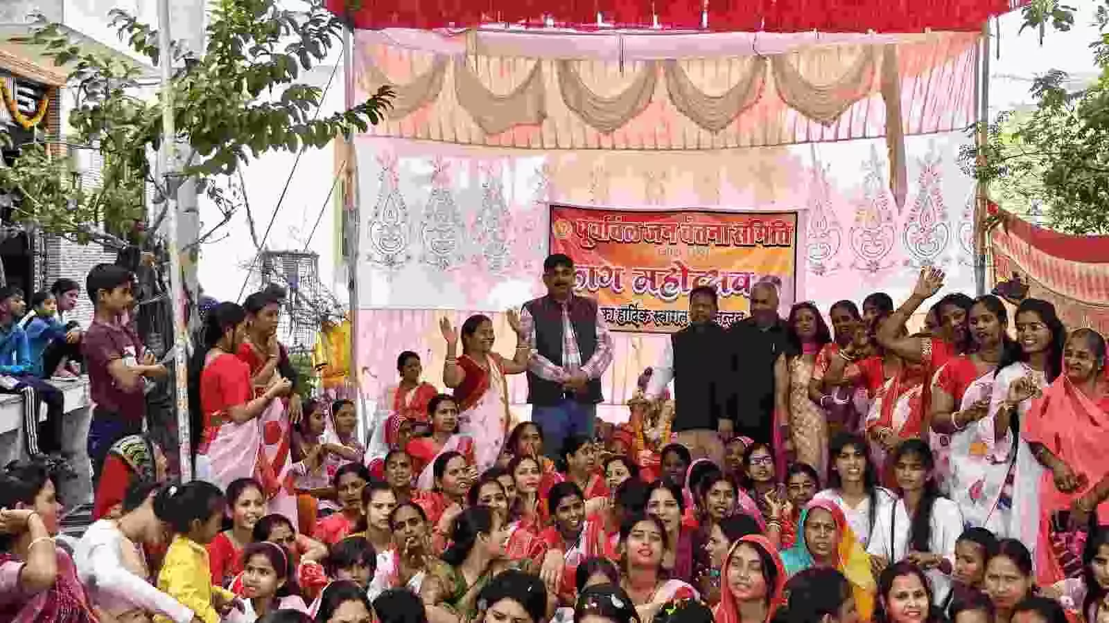 भीलवाड़ा में आयोजित फाग महोत्सव के दौरान फूलों की होली खेलती हुई महिलाएं।