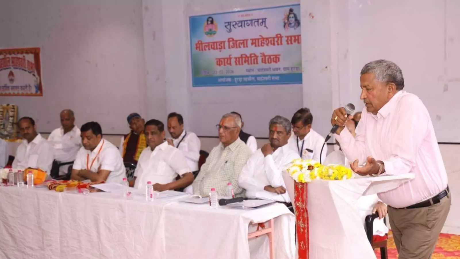 हुरड़ा माहेश्वरी भवन में जिला माहेश्वरी सभा की बैठक के दौरान दीप प्रज्वलित करते हुए अतिथि और पदाधिकारी।
