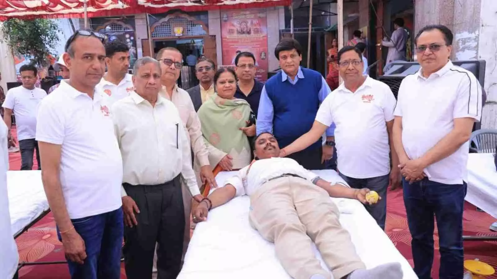 भीलवाड़ा के काशीपुरी धाम श्री श्याम मंदिर में रक्तदान करते युवक और उपस्थित गणमान्य जन।