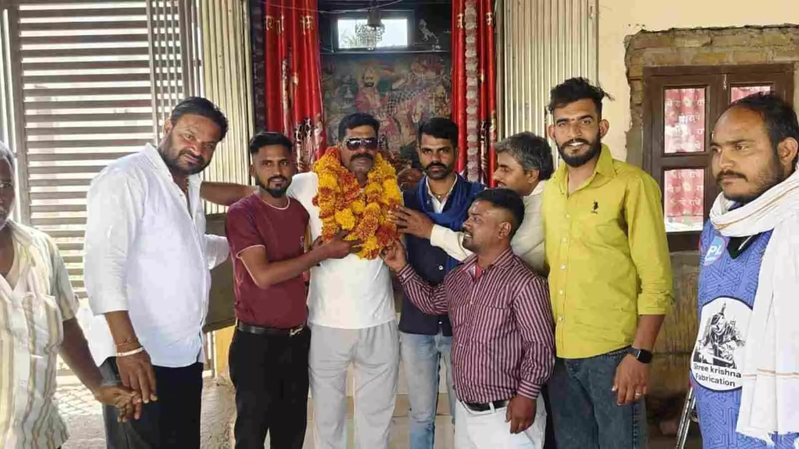 मांडल के बाबा रामदेव मंदिर में डॉ. भीमराव अंबेडकर संघ की बैठक के दौरान चर्चा करते हुए नवनियुक्त पदाधिकारी और स्थानीय नागरिक। मांडल के बाबा रामदेव मंदिर में डॉ. भीमराव अंबेडकर संघ की बैठक के दौरान चर्चा करते हुए नवनियुक्त पदाधिकारी और स्थानीय नागरिक।