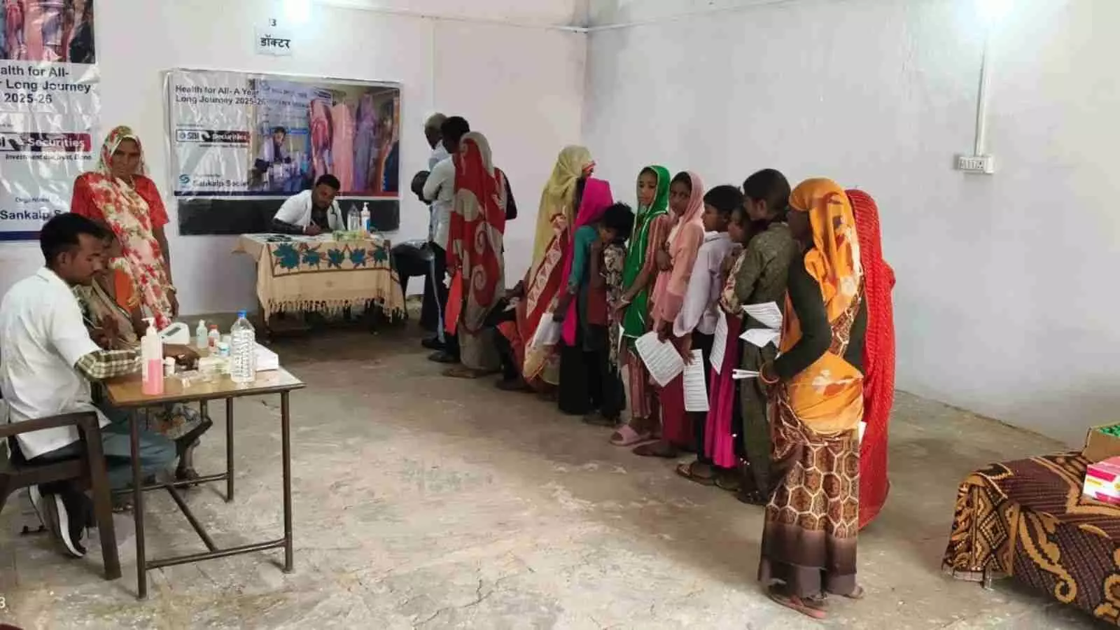 मामोनी गांव के स्वास्थ्य शिविर में डॉक्टर द्वारा सहरिया समुदाय के मरीजों का उपचार किया जा रहा है।
