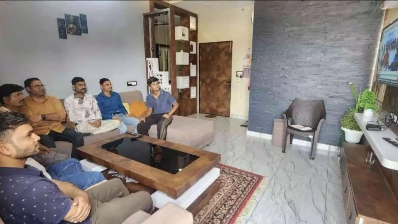 बारां में भाजपा पदाधिकारी के आवास पर प्रधानमंत्री का मन की बात कार्यक्रम सुनते कार्यकर्ता।