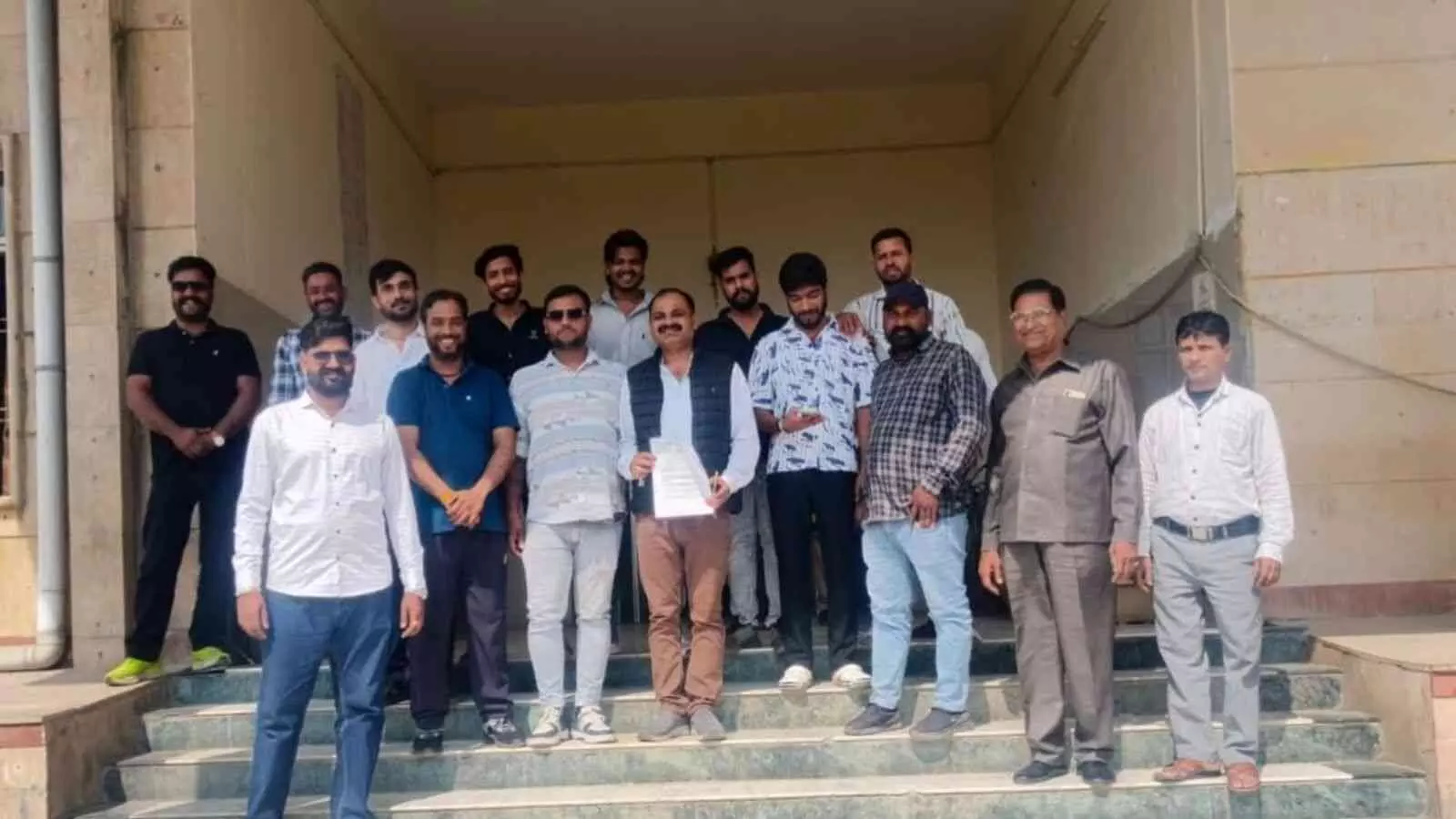 झालावाड़ कलेक्टर कार्यालय में कांग्रेस कार्यकर्ताओं द्वारा नाला निर्माण भ्रष्टाचार मामले में ज्ञापन सौंपने का दृश्य।