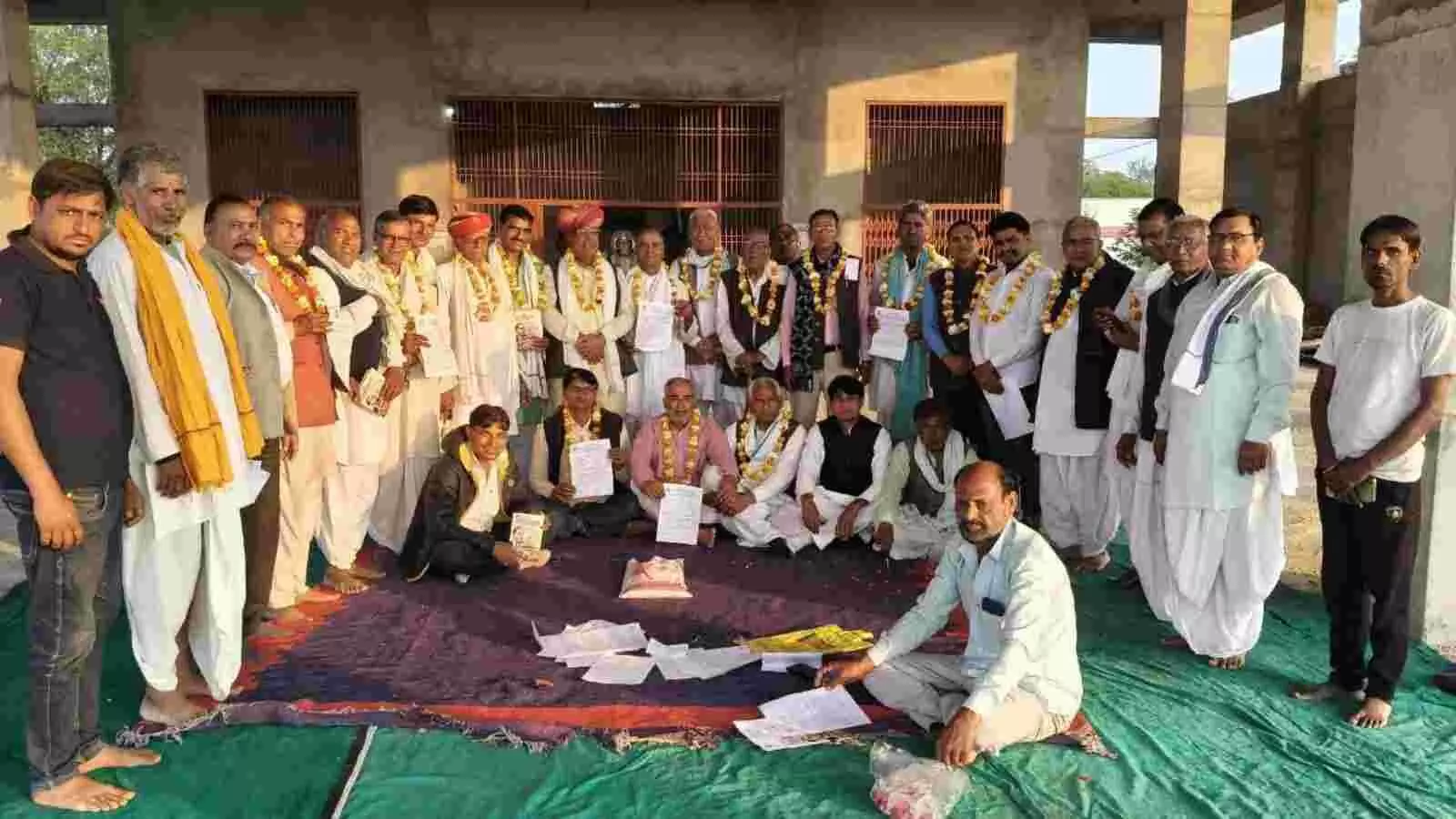 ग्राम डिबष्या के मीन भगवान मंदिर में आदिवासी मीणा पंच पटेल महापंचायत की बैठक के दौरान उपस्थित जनसमूह और पदाधिकारी।