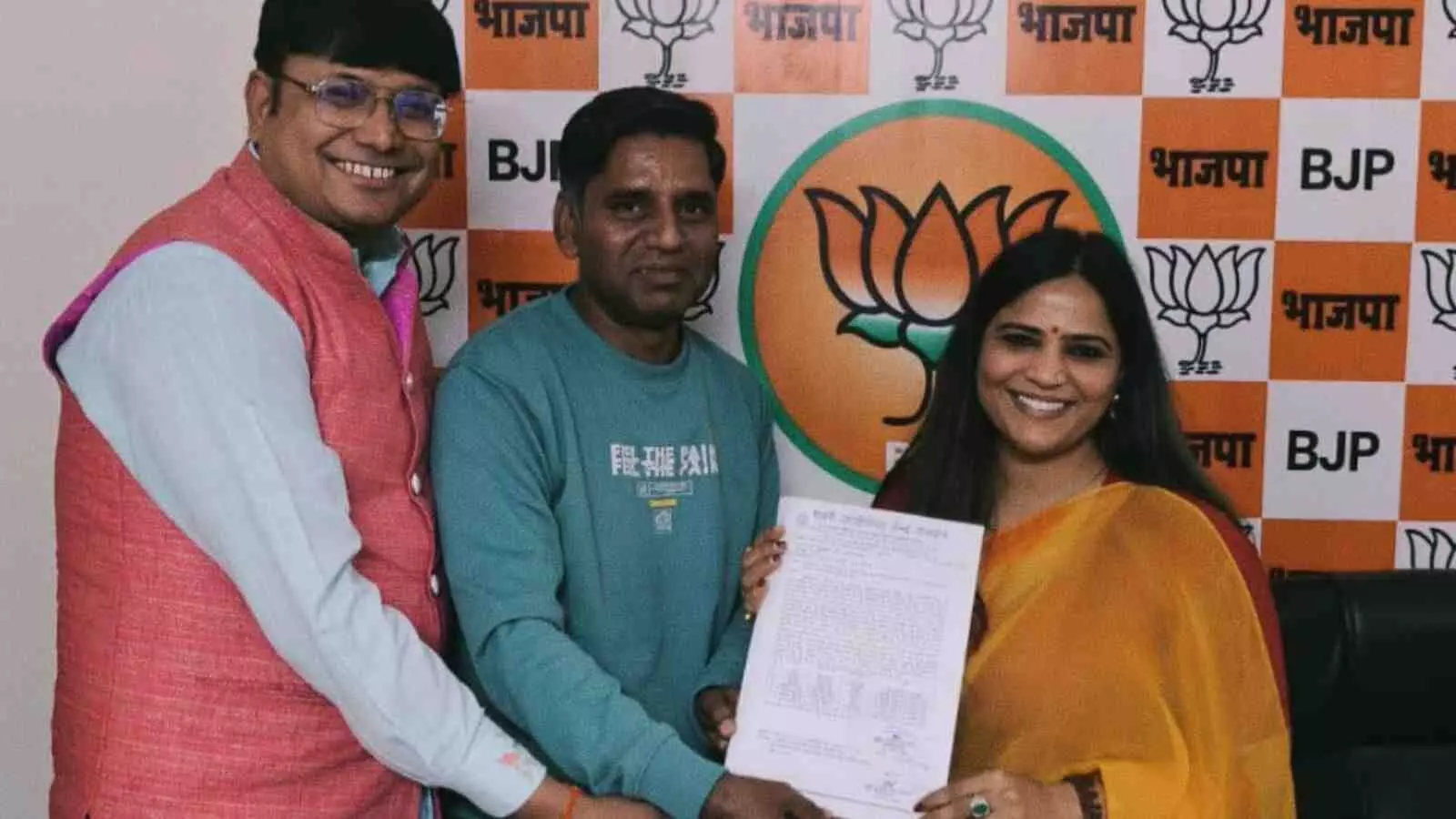 शहरी आजीविका केंद्र के सदस्य जयपुर में महिला सशक्तिकरण हेतु प्रशासनिक अधिकारी को ज्ञापन सौंपते हुए। शहरी आजीविका केंद्र के सदस्य जयपुर में महिला सशक्तिकरण हेतु प्रशासनिक अधिकारी को ज्ञापन सौंपते हुए।