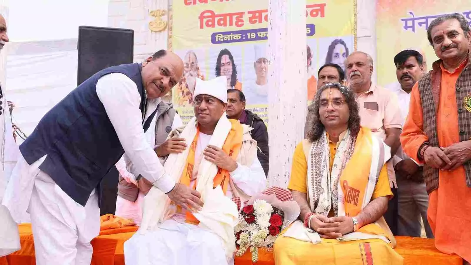 जयपुर के रजत पैराडाइज मैरिज गार्डन में सामूहिक विवाह के दौरान आशीर्वाद लेते नवविवाहित जोड़े और उपस्थित अतिथि। जयपुर के रजत पैराडाइज मैरिज गार्डन में सामूहिक विवाह के दौरान आशीर्वाद लेते नवविवाहित जोड़े और उपस्थित अतिथि।