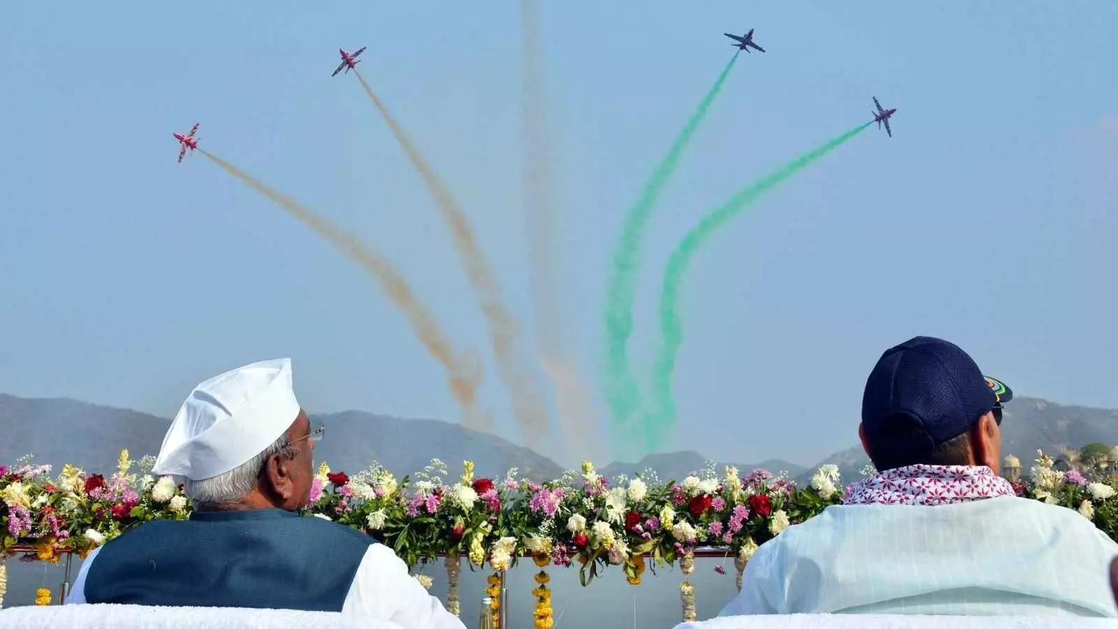 जयपुर के जलमहल पर वायु सेना के सूर्यकिरण और सारंग एयर शो का प्रदर्शन देखते राज्यपाल और मुख्यमंत्री। जयपुर के जलमहल पर वायु सेना के सूर्यकिरण और सारंग एयर शो का प्रदर्शन देखते राज्यपाल और मुख्यमंत्री।