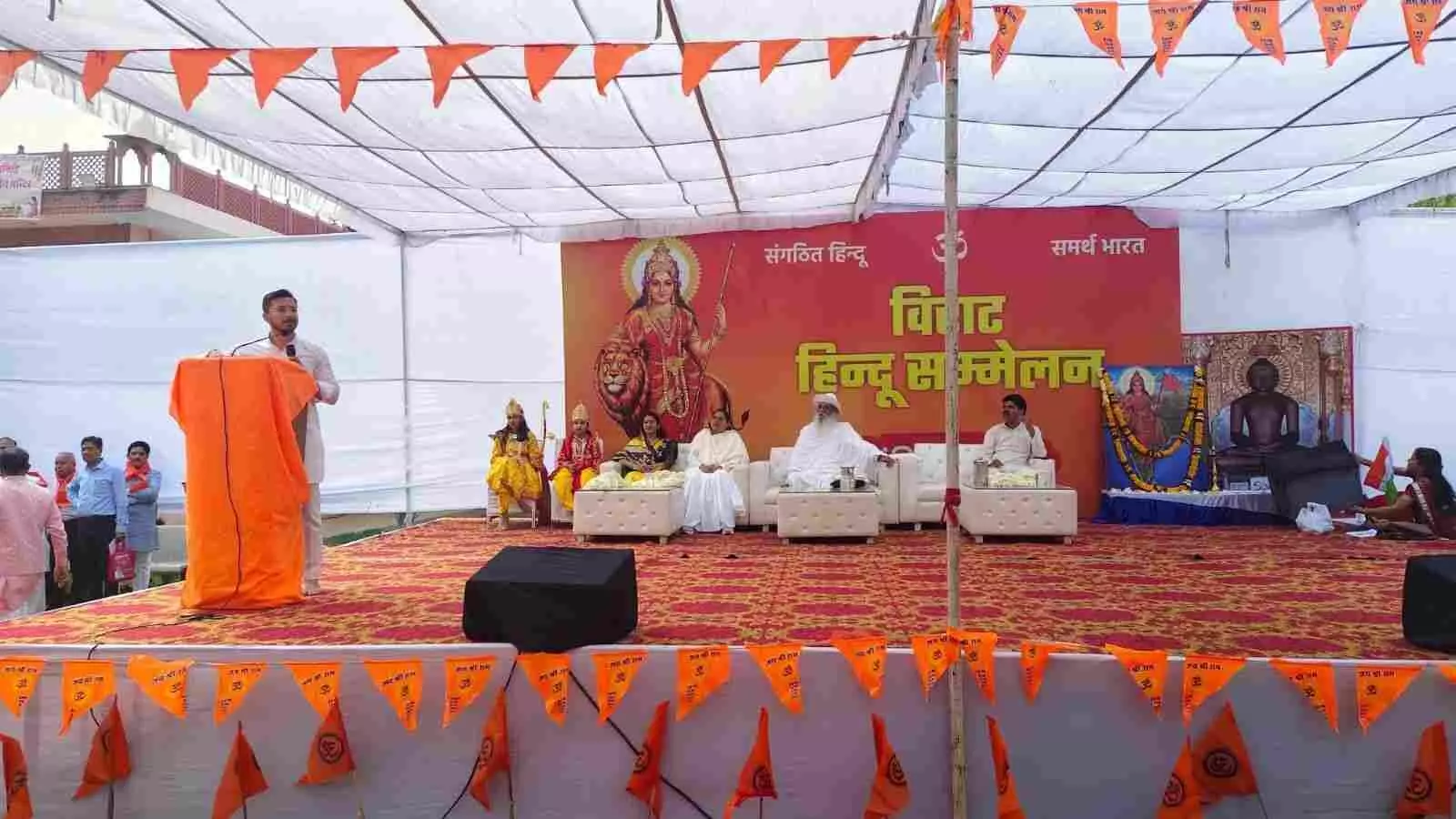 शांति नगर के श्री राम पार्क में आयोजित विराट हिंदू सम्मेलन के दौरान उमड़ी भारी भीड़ और मंचासीन प्रबुद्धजन। शांति नगर के श्री राम पार्क में आयोजित विराट हिंदू सम्मेलन के दौरान उमड़ी भारी भीड़ और मंचासीन प्रबुद्धजन।