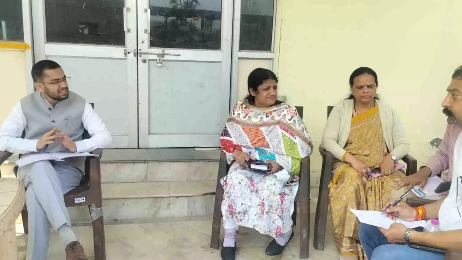 जयपुर के जयसिंहपुरा खोर में पशु जन्म नियंत्रण केंद्र का निरीक्षण करते नगर निगम आयुक्त। जयपुर के जयसिंहपुरा खोर में पशु जन्म नियंत्रण केंद्र का निरीक्षण करते नगर निगम आयुक्त।
