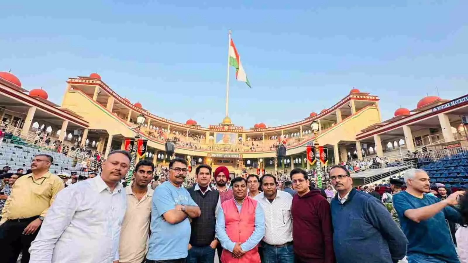 अटारी बॉर्डर पर रिट्रीट परेड देखते हुए राजस्थान के पत्रकारों का दल भारत-पाकिस्तान सीमा के पास। अटारी बॉर्डर पर रिट्रीट परेड देखते हुए राजस्थान के पत्रकारों का दल भारत-पाकिस्तान सीमा के पास।