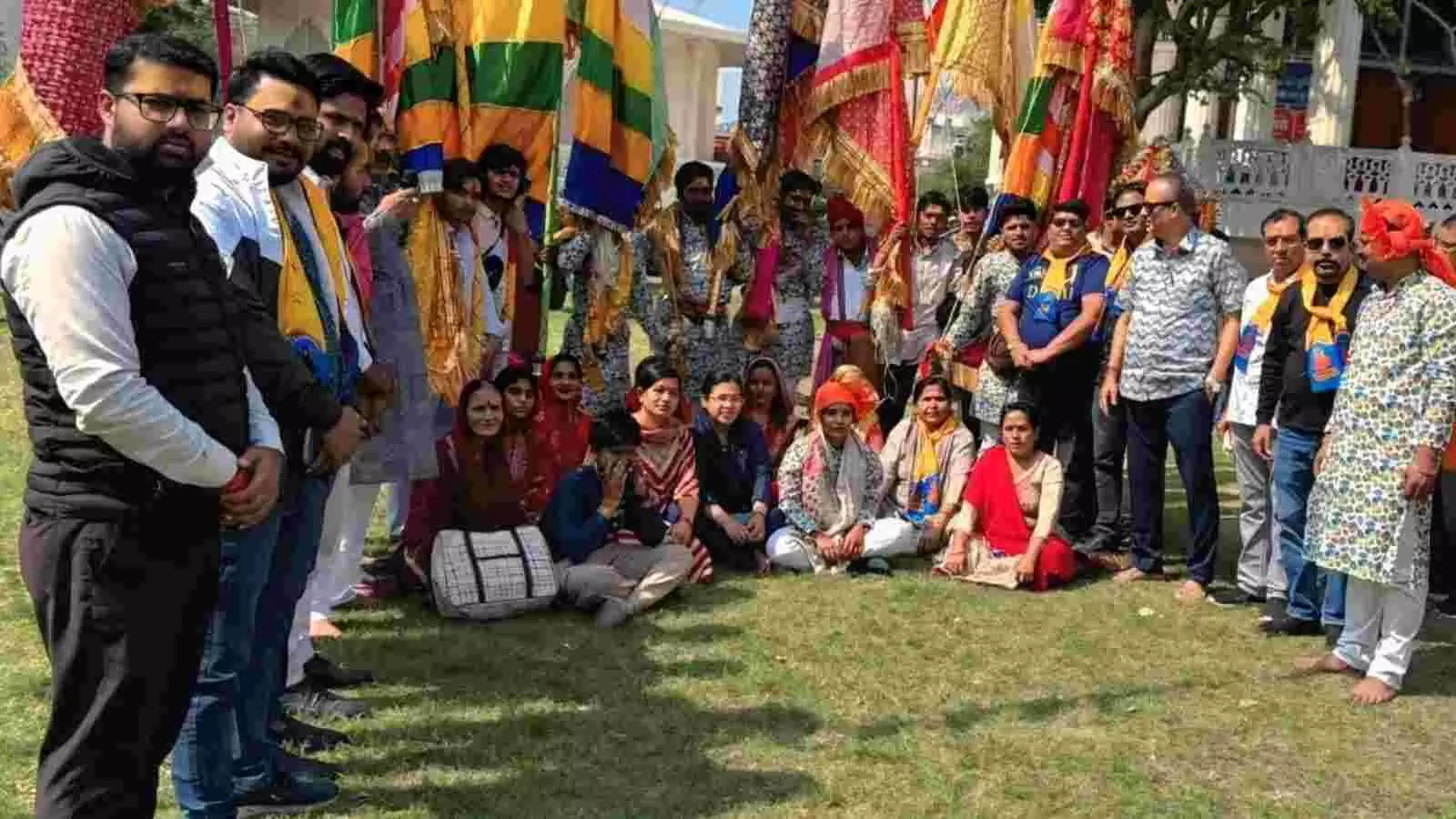 कंवर नगर के झूलेलाल मंदिर के पास हाथों में निशान लिए पदयात्रा में शामिल श्रद्धालु और गणमान्य लोग। कंवर नगर के झूलेलाल मंदिर के पास हाथों में निशान लिए पदयात्रा में शामिल श्रद्धालु और गणमान्य लोग।