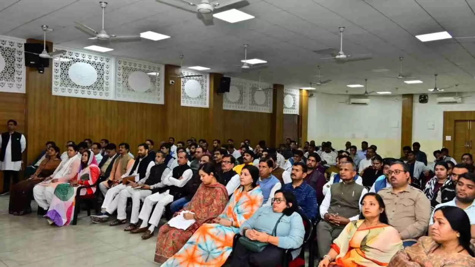 जयपुर में भाजपा प्रदेश कार्यालय के भीतर मदन राठौड़ कार्यकर्ताओं को संबोधित करते हुए दिख रहे हैं। जयपुर में भाजपा प्रदेश कार्यालय के भीतर मदन राठौड़ कार्यकर्ताओं को संबोधित करते हुए दिख रहे हैं।