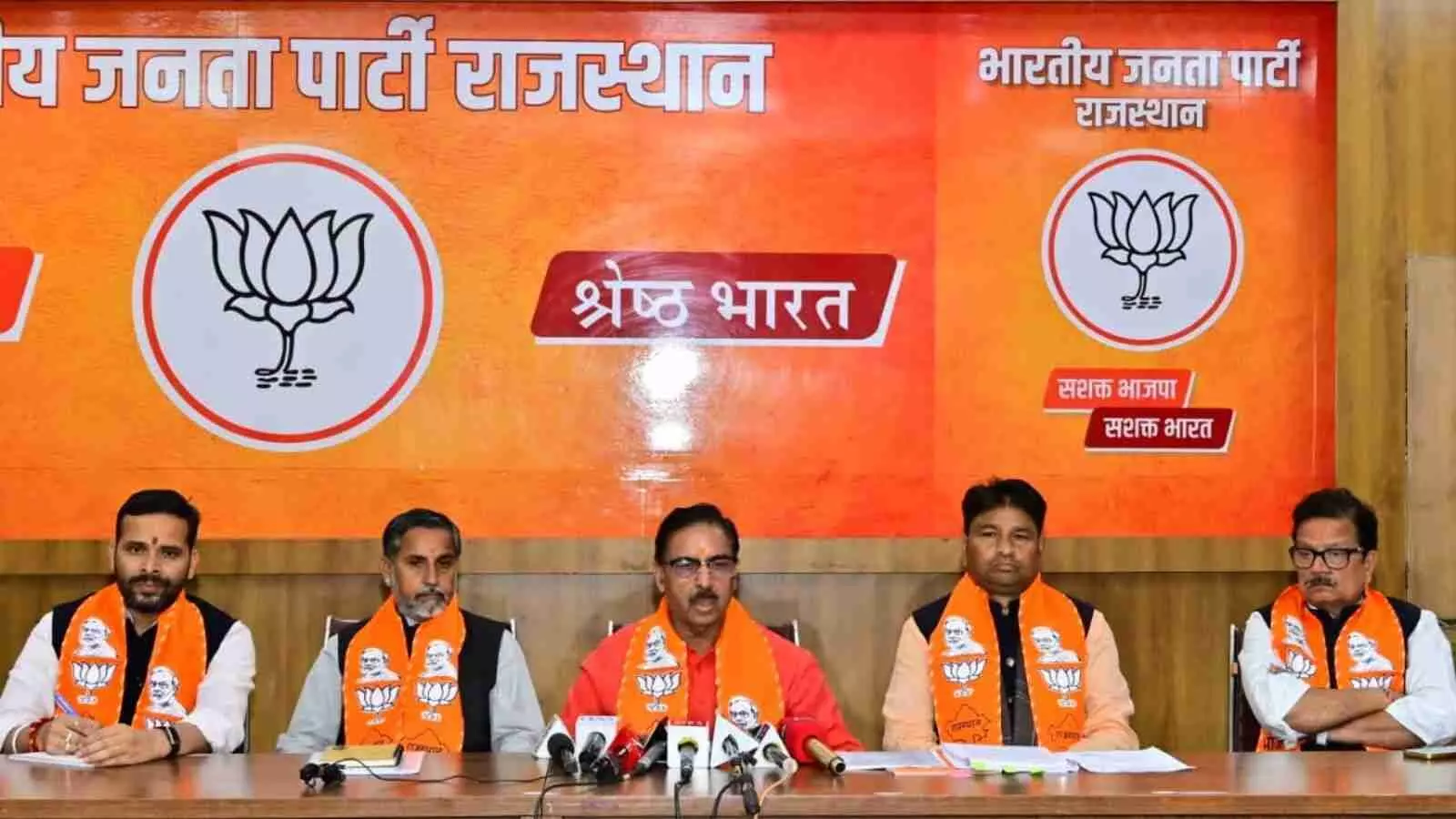 जयपुर में प्रेस कॉन्फ्रेंस के दौरान भाजपा नेता अरुण चतुर्वेदी कांग्रेस के विरुद्ध रिपोर्ट कार्ड दिखाते हुए। जयपुर में प्रेस कॉन्फ्रेंस के दौरान भाजपा नेता अरुण चतुर्वेदी कांग्रेस के विरुद्ध रिपोर्ट कार्ड दिखाते हुए।