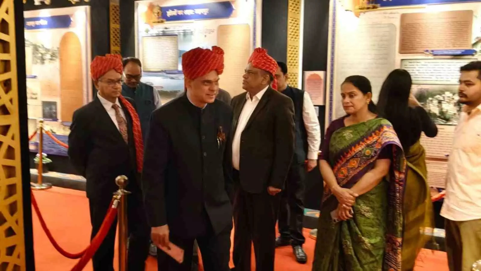 जवाहर कला केंद्र जयपुर में प्रदर्शनी का उद्घाटन करते अतिथि और राजस्थान की सांस्कृतिक विरासत के चित्र।