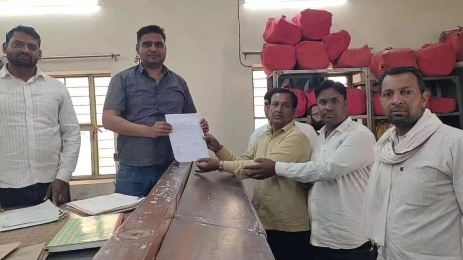 बयाना एसडीएम कार्यालय के बाहर नई समय सारिणी के विरोध में प्रदर्शन करते हुए बस संचालक। बयाना एसडीएम कार्यालय के बाहर नई समय सारिणी के विरोध में प्रदर्शन करते हुए बस संचालक।