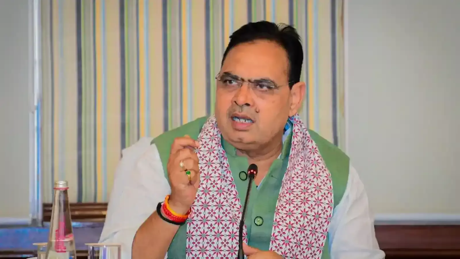 उदयपुर में राजस्थान स्टेट हाईवे-9 पर डबोक से चितौडगढ के बीच क्षतिग्रस्त सड़क और बड़े गड्ढे दिखाई दे रहे हैं। उदयपुर में राजस्थान स्टेट हाईवे-9 पर डबोक से चितौडगढ के बीच क्षतिग्रस्त सड़क और बड़े गड्ढे दिखाई दे रहे हैं।