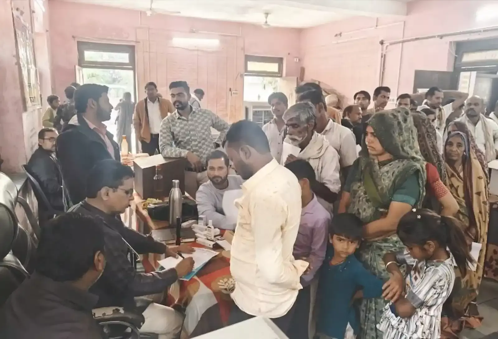 कुंडी ग्राम के चिकित्सा शिविर में डॉक्टर भोलाराम दिलावर मरीजों का स्वास्थ्य परीक्षण करते हुए।