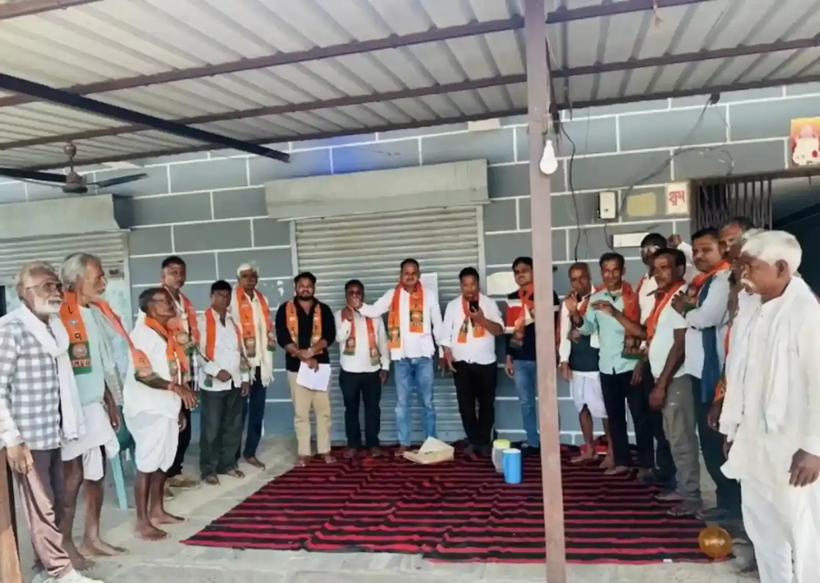 अटरू के हनुमान मंदिर में भाजपा कार्यकर्ताओं की चुनावी रणनीति पर आयोजित संगठनात्मक बैठक का दृश्य।