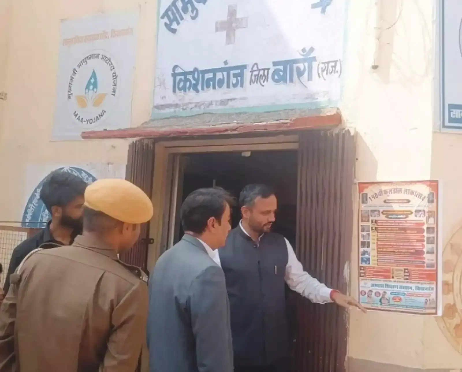 बारां में आकांक्षी जिला कार्यक्रम के तहत विकास कार्यों का निरीक्षण करते नीति आयोग के अतिरिक्त सचिव राजीव सिंह ठाकुर।