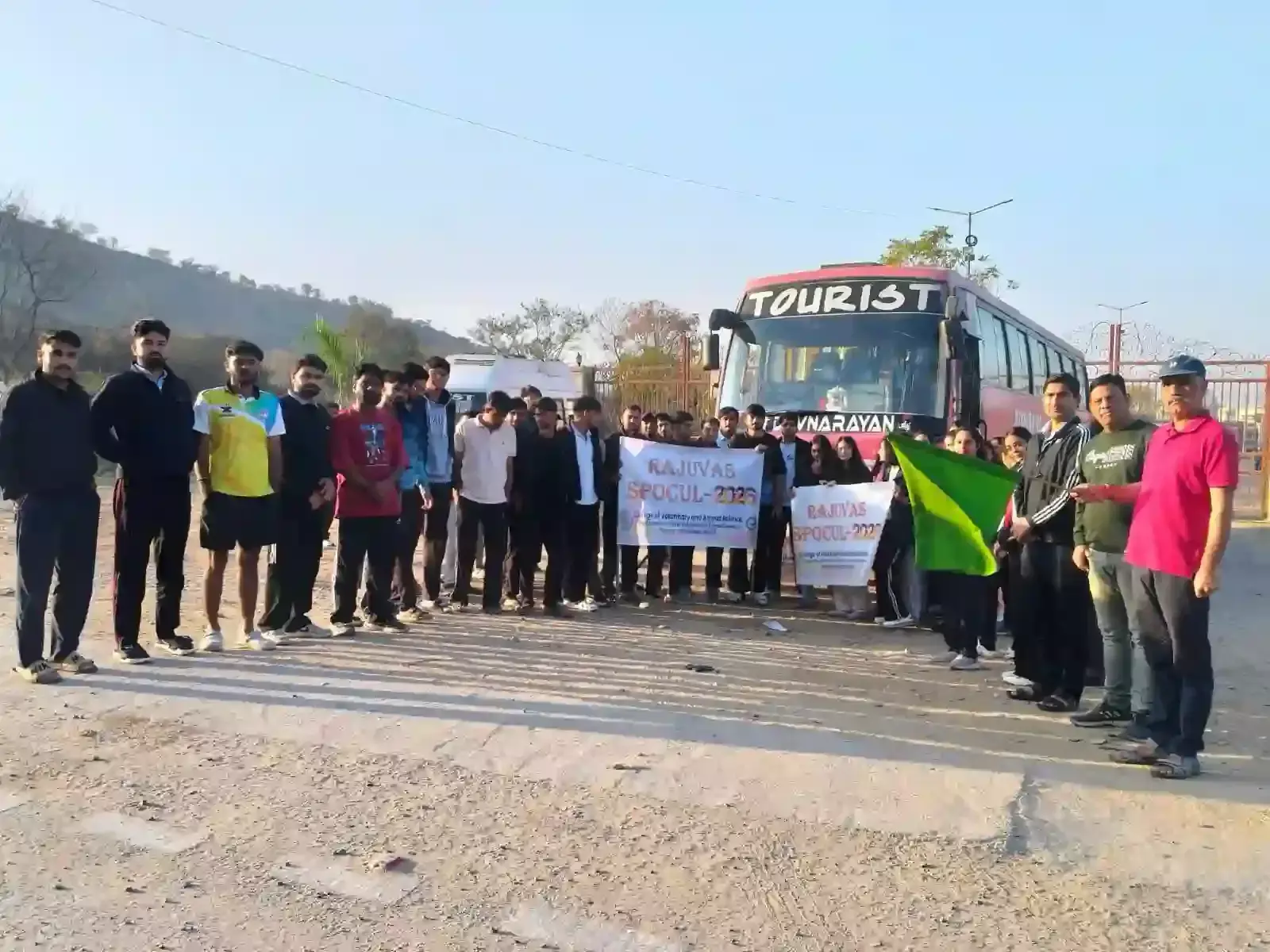 वेटरनरी महाविद्यालय नवानिया के विद्यार्थी और अधिष्ठाता बीकानेर खेलकूद प्रतियोगिता हेतु टीम रवानगी के दौरान। वेटरनरी महाविद्यालय नवानिया के विद्यार्थी और अधिष्ठाता बीकानेर खेलकूद प्रतियोगिता हेतु टीम रवानगी के दौरान।