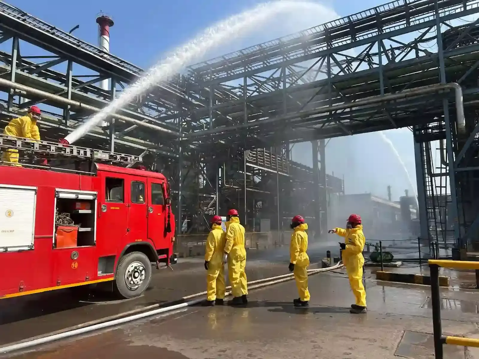 चंदेरिया स्मेल्टिंग कॉम्प्लेक्स में गैस लीकेज मॉक ड्रिल के दौरान बचाव कार्य करते सुरक्षाकर्मी और खड़ी एंबुलेंस। चंदेरिया स्मेल्टिंग कॉम्प्लेक्स में गैस लीकेज मॉक ड्रिल के दौरान बचाव कार्य करते सुरक्षाकर्मी और खड़ी एंबुलेंस।
