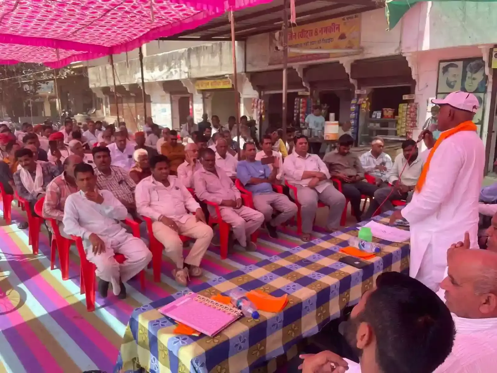 चित्तौड़गढ़ के सावा बस स्टैंड पर विकास कार्यों के विरोध में धरना देते पूर्व राज्यमंत्री सुरेंद्रसिंह जाड़ावत और कांग्रेस कार्यकर्ता। चित्तौड़गढ़ के सावा बस स्टैंड पर विकास कार्यों के विरोध में धरना देते पूर्व राज्यमंत्री सुरेंद्रसिंह जाड़ावत और कांग्रेस कार्यकर्ता।