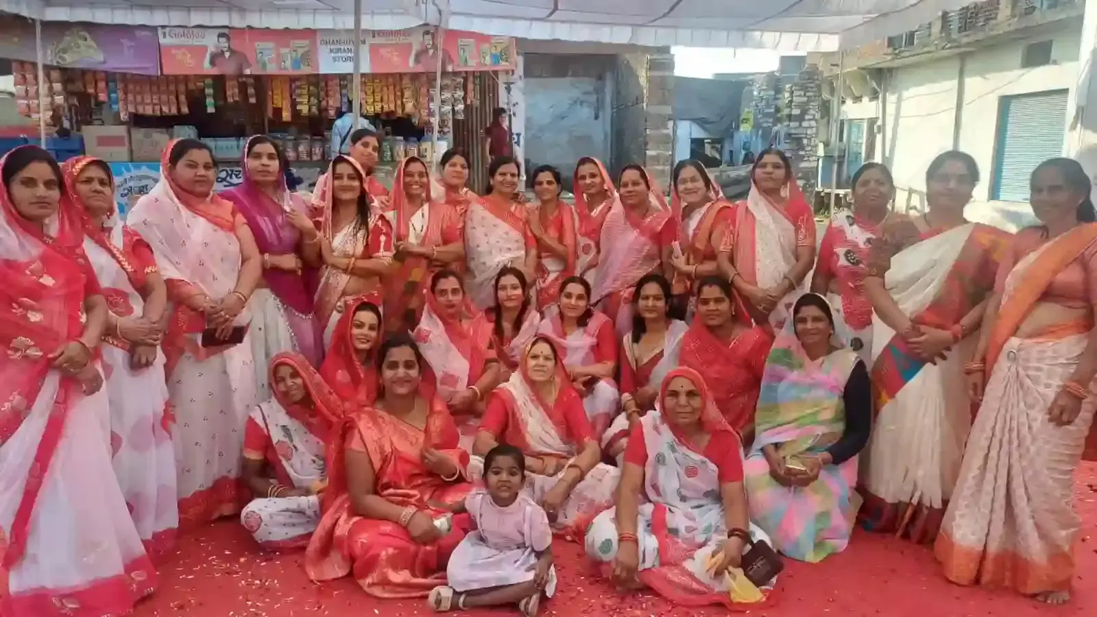 पचरंगा महादेव मंदिर चित्तौड़गढ़ में फागोत्सव के दौरान नृत्य करतीं माली समाज की महिलाएं। पचरंगा महादेव मंदिर चित्तौड़गढ़ में फागोत्सव के दौरान नृत्य करतीं माली समाज की महिलाएं।