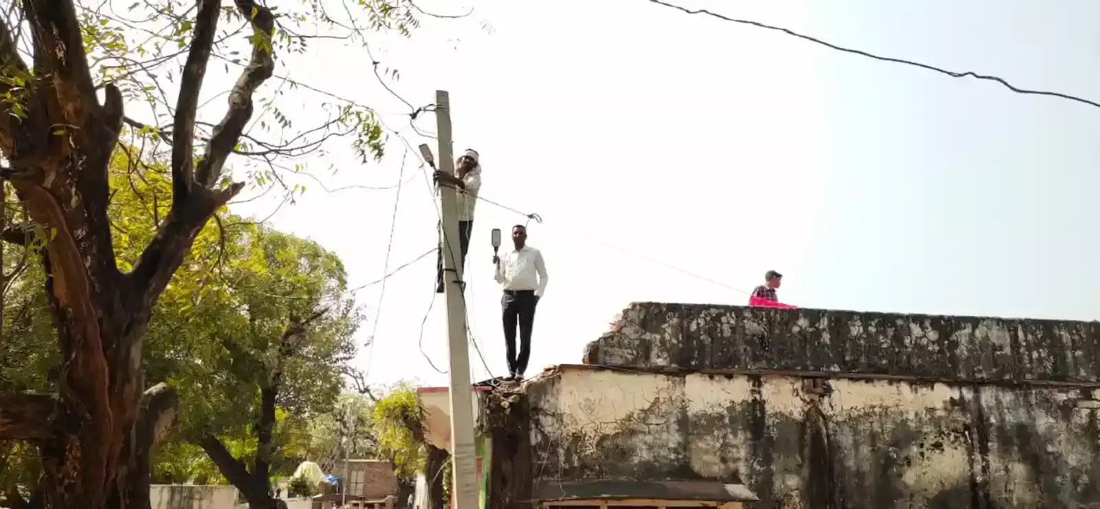 ग्राम पंचायत मंडेरु के ऊजले रास्ते पर लगी नई एलईडी लाइट और वहां से गुजरते ग्रामीण। ग्राम पंचायत मंडेरु के ऊजले रास्ते पर लगी नई एलईडी लाइट और वहां से गुजरते ग्रामीण।