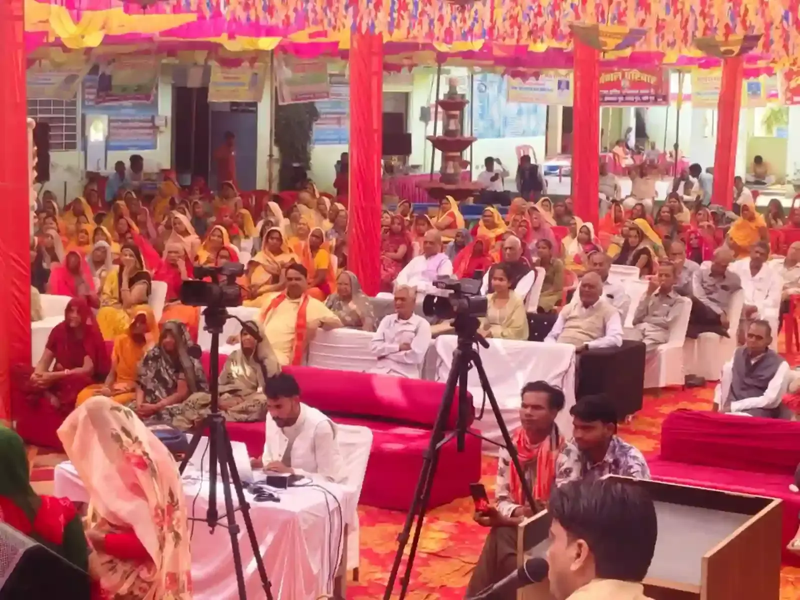 खण्डार में आयोजित अग्र भागवत कथा महोत्सव के दौरान पण्डित बाल कृष्ण शास्त्री और एकत्रित श्रद्धालु समूह। खण्डार में आयोजित अग्र भागवत कथा महोत्सव के दौरान पण्डित बाल कृष्ण शास्त्री और एकत्रित श्रद्धालु समूह।