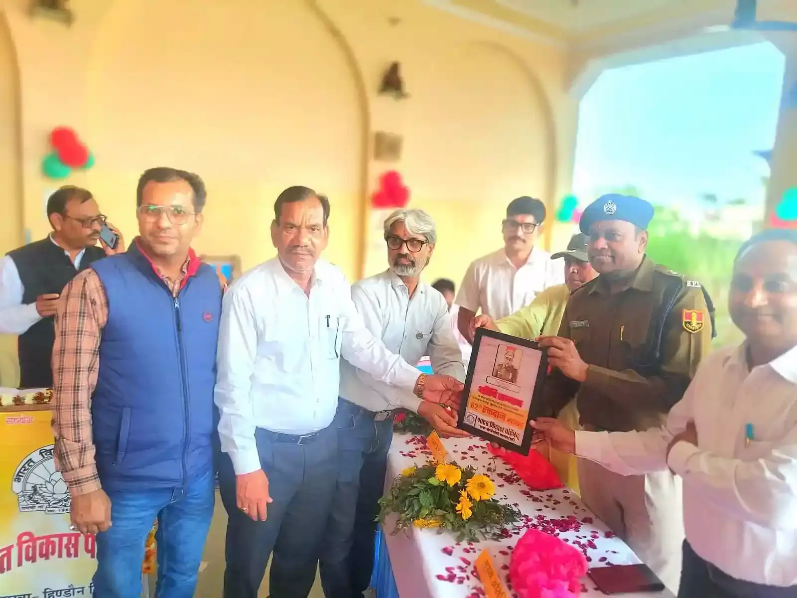 हिण्डौन सिटी के सूरौठ पैलेस में आयोजित रक्तदान शिविर में बेड पर लेटकर रक्तदान करता युवक। हिण्डौन सिटी के सूरौठ पैलेस में आयोजित रक्तदान शिविर में बेड पर लेटकर रक्तदान करता युवक।