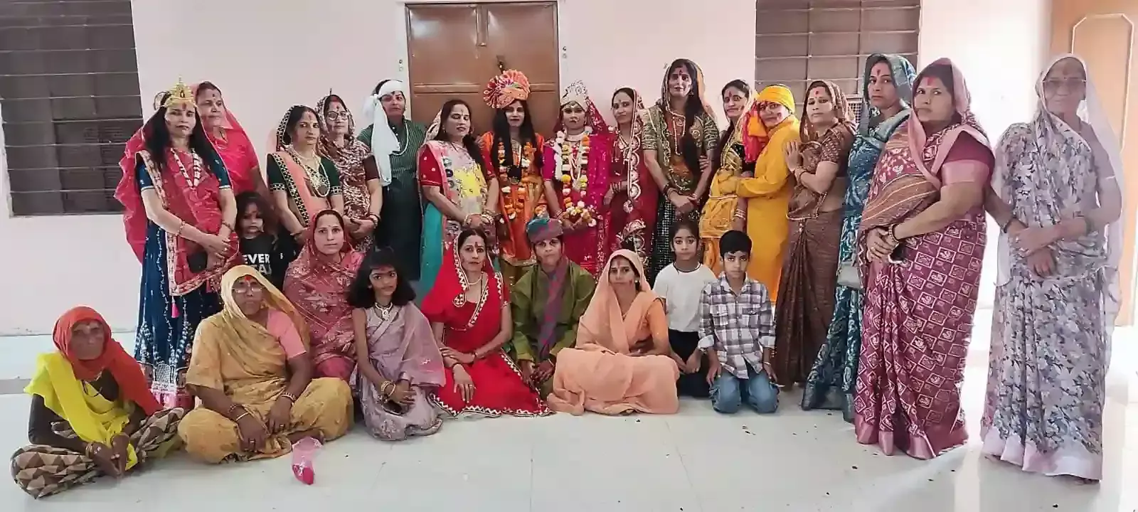 सवाई माधोपुर के विश्वकर्मा मंदिर में फाग महोत्सव के दौरान भजन गाती और नृत्य करती महिलाएं। सवाई माधोपुर के विश्वकर्मा मंदिर में फाग महोत्सव के दौरान भजन गाती और नृत्य करती महिलाएं।