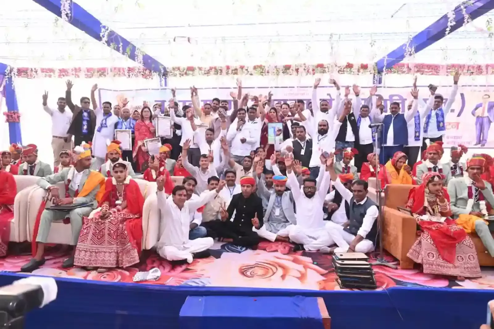 भीलवाड़ा के जोधड़ास में बलाई समाज छात्रावास के उद्घाटन समारोह में फीता काटते हुए अतिथि और उपस्थित समाजजन। भीलवाड़ा के जोधड़ास में बलाई समाज छात्रावास के उद्घाटन समारोह में फीता काटते हुए अतिथि और उपस्थित समाजजन।