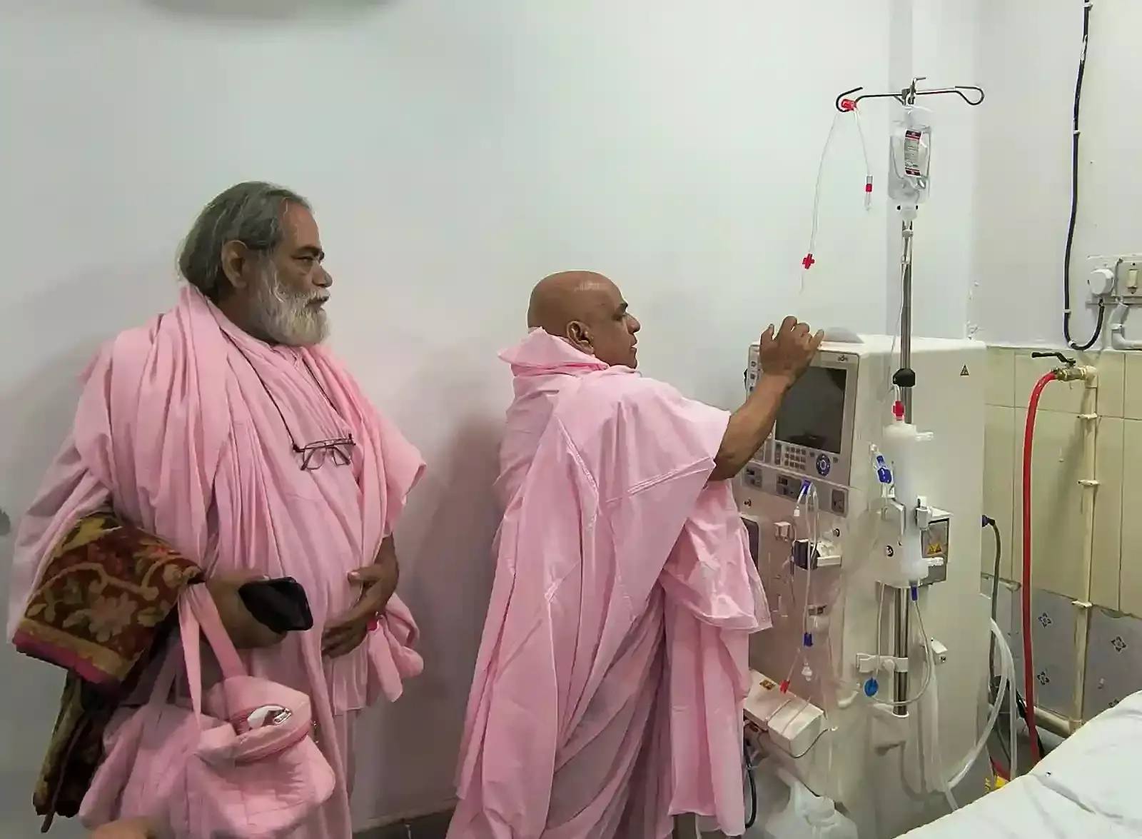 रामस्नेही चिकित्सालय भीलवाड़ा में स्वामी रामदयाल जी महाराज नई मशीनों का उद्घाटन करते हुए। रामस्नेही चिकित्सालय भीलवाड़ा में स्वामी रामदयाल जी महाराज नई मशीनों का उद्घाटन करते हुए।